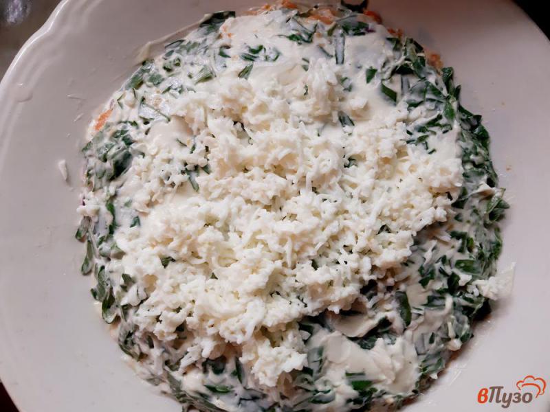 Фото приготовление рецепта: Салат слоеный из риса с мидиями шаг №12
