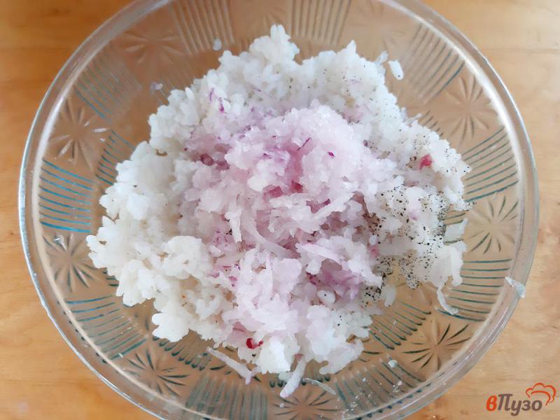 Фото приготовление рецепта: Котлеты из кильки в томате с рисом шаг №3