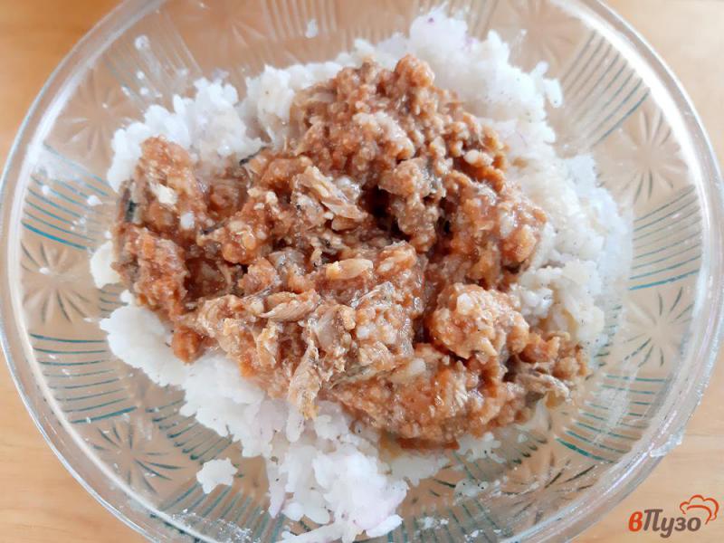 Фото приготовление рецепта: Котлеты из кильки в томате с рисом шаг №5