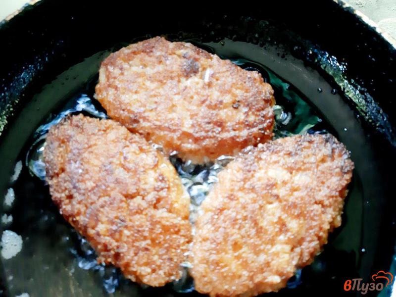 Фото приготовление рецепта: Котлеты из кильки в томате с рисом шаг №9