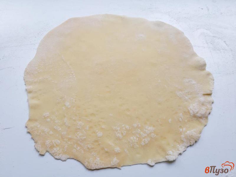 Фото приготовление рецепта: Чебуреки с сыром и укропом шаг №4
