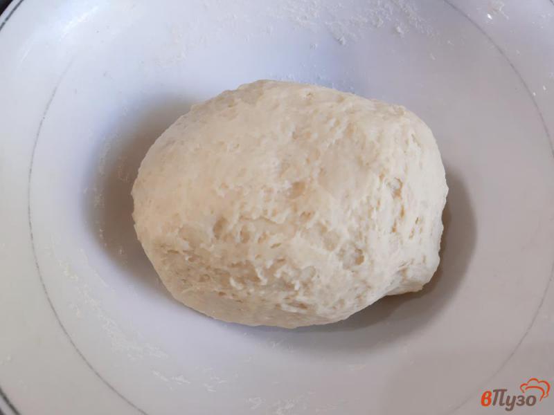 Фото приготовление рецепта: Чебуреки с сыром и укропом шаг №2