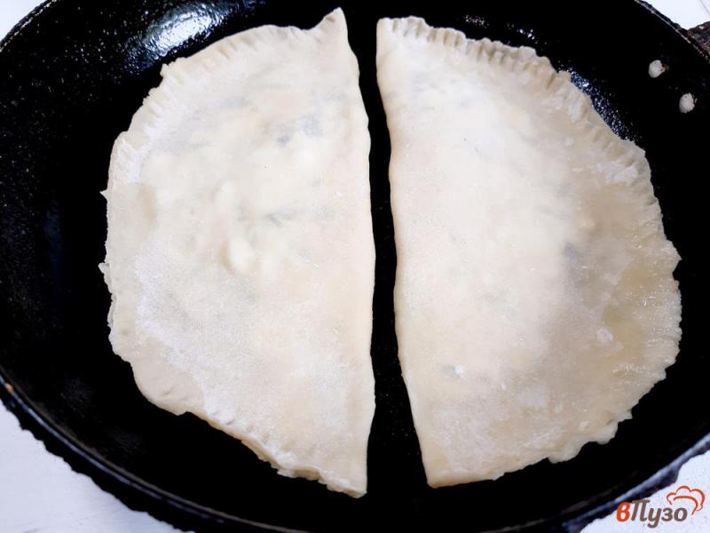 Фото приготовление рецепта: Чебуреки с сыром и укропом шаг №7