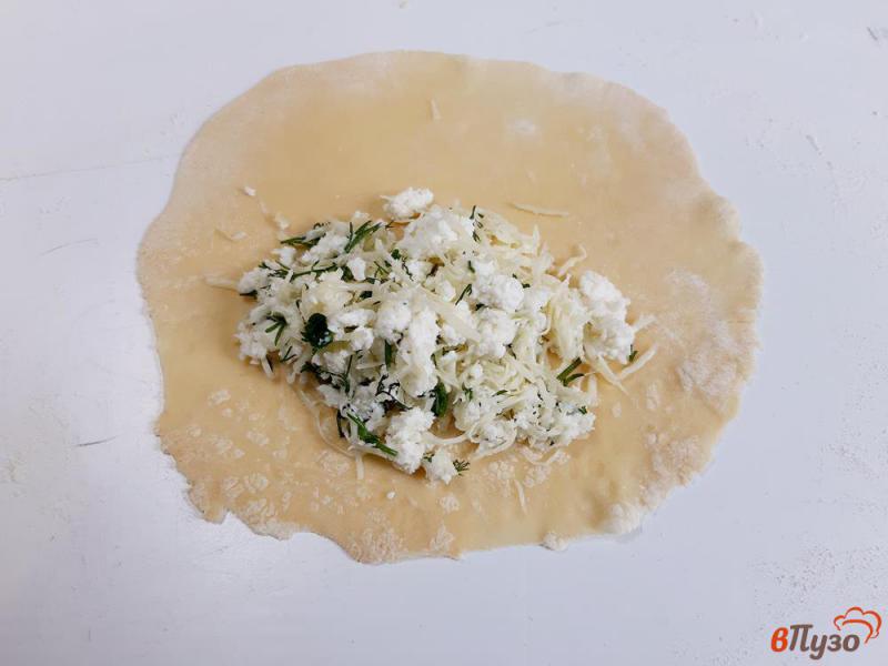 Фото приготовление рецепта: Чебуреки с сыром и укропом шаг №5
