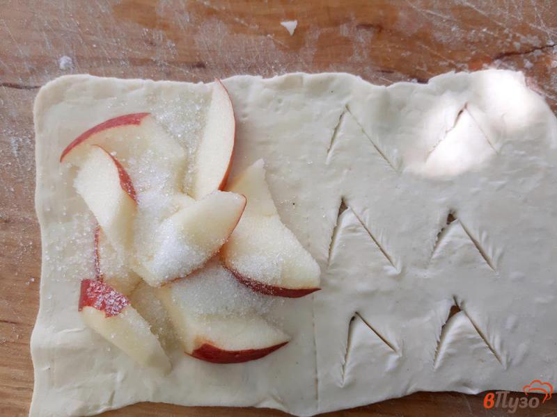 Фото приготовление рецепта: Слойки с яблоками из слоеного теста шаг №3