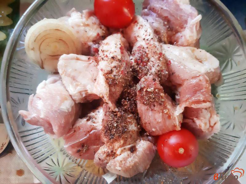 Фото приготовление рецепта: Шашлык из свинины с цуккини в маринаде из соевого соуса шаг №4