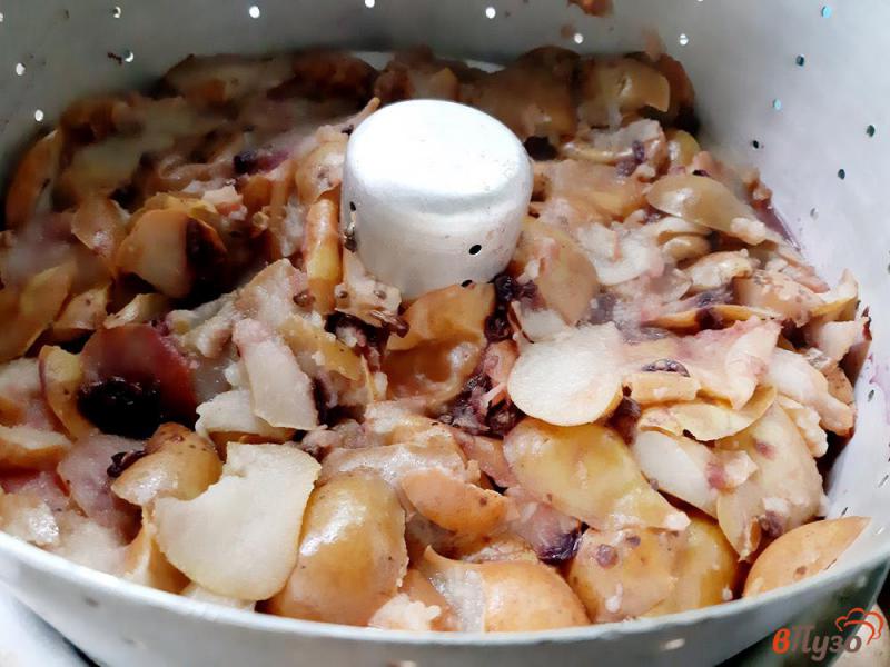 Фото приготовление рецепта: Сок грушевый с яблоками и виноградом на зиму в соковарке шаг №4