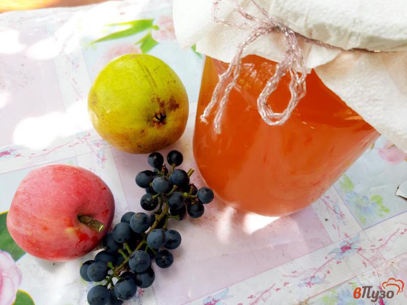 Фото приготовление рецепта: Сок грушевый с яблоками и виноградом на зиму в соковарке шаг №6