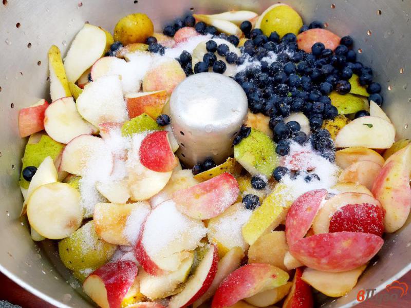 Фото приготовление рецепта: Сок грушевый с яблоками и виноградом на зиму в соковарке шаг №3