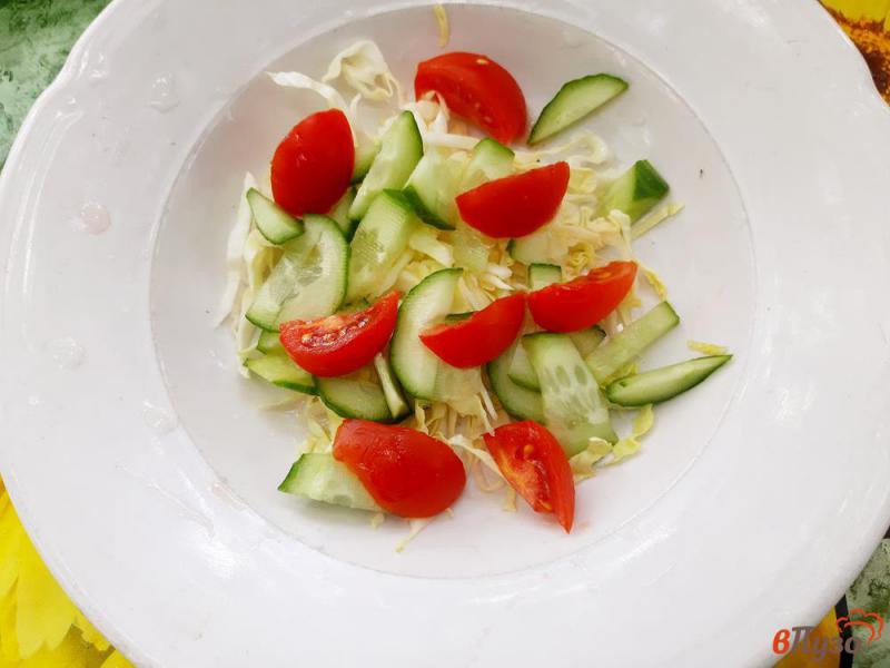 Фото приготовление рецепта: Салат овощной с рукколой и сухариками шаг №3