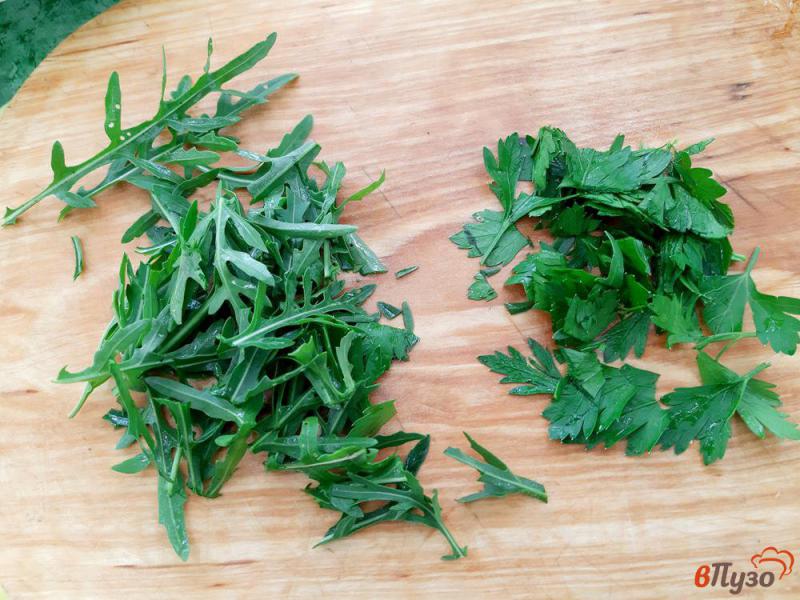 Фото приготовление рецепта: Салат овощной с рукколой и сухариками шаг №4