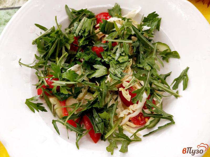Фото приготовление рецепта: Салат овощной с рукколой и сухариками шаг №5