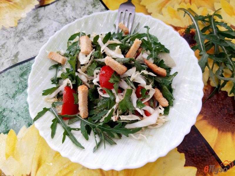Фото приготовление рецепта: Салат овощной с рукколой и сухариками шаг №6