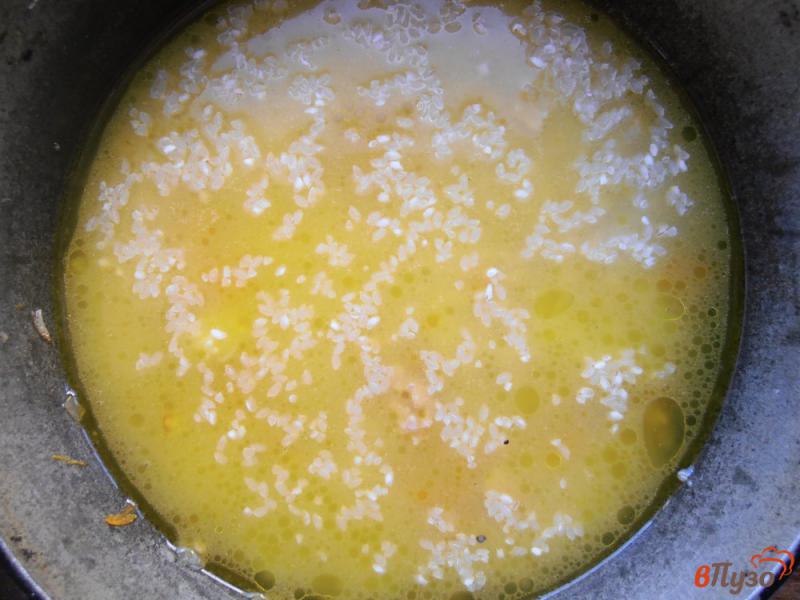 Фото приготовление рецепта: Рис с фаршем в сметане шаг №5