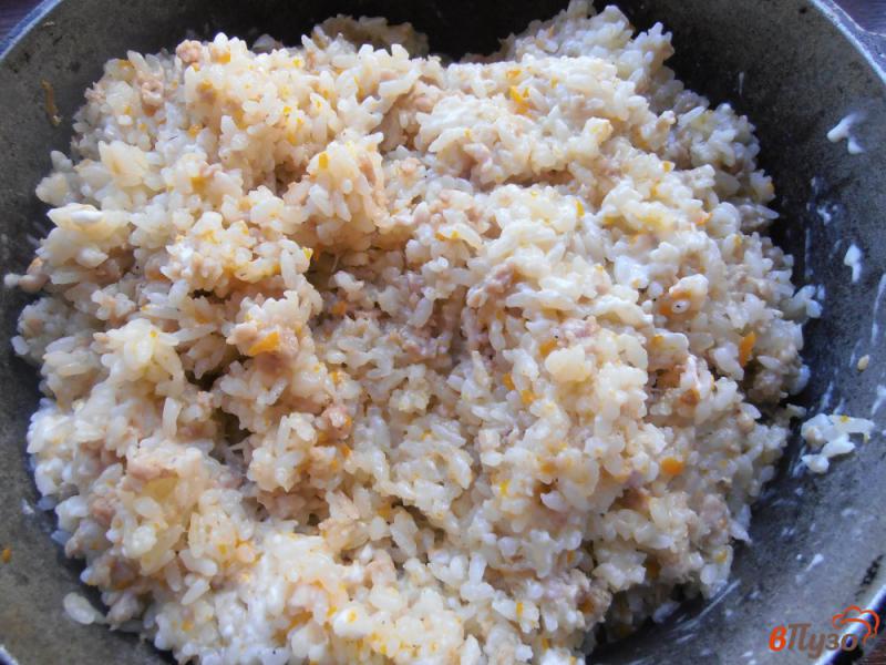 Фото приготовление рецепта: Рис с фаршем в сметане шаг №7