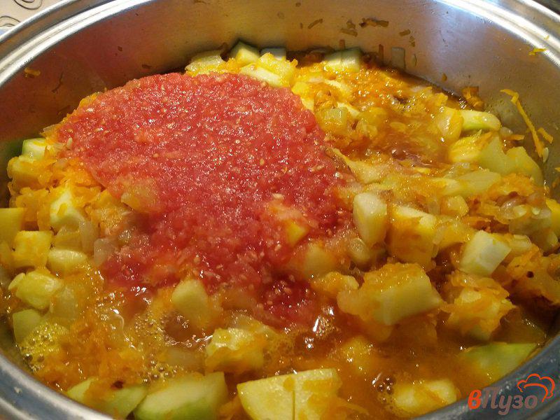 Фото приготовление рецепта: Кабачковая икра с томатами шаг №7