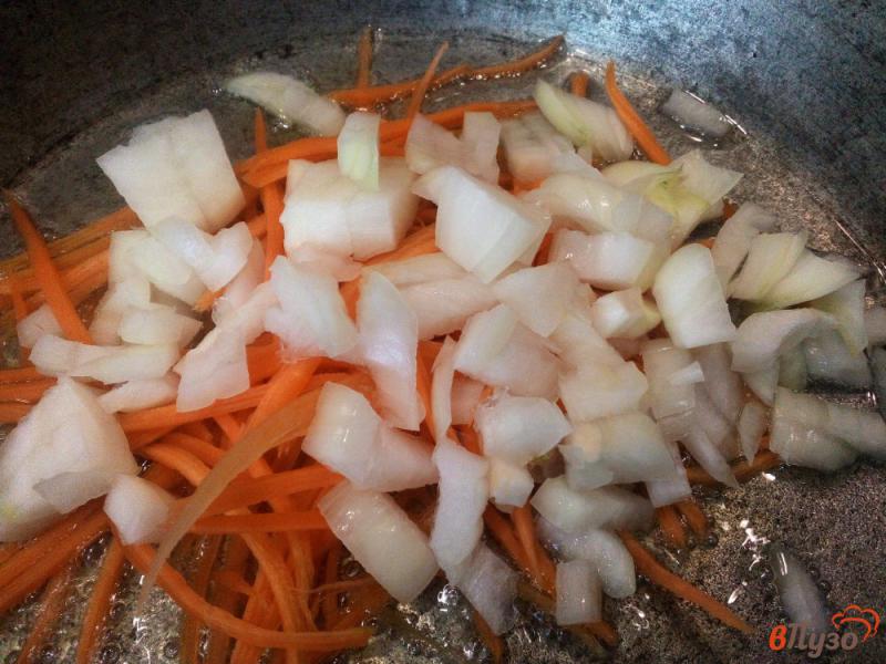 Фото приготовление рецепта: Гречка с тертыми помидорами и охотничьими колбасками шаг №2