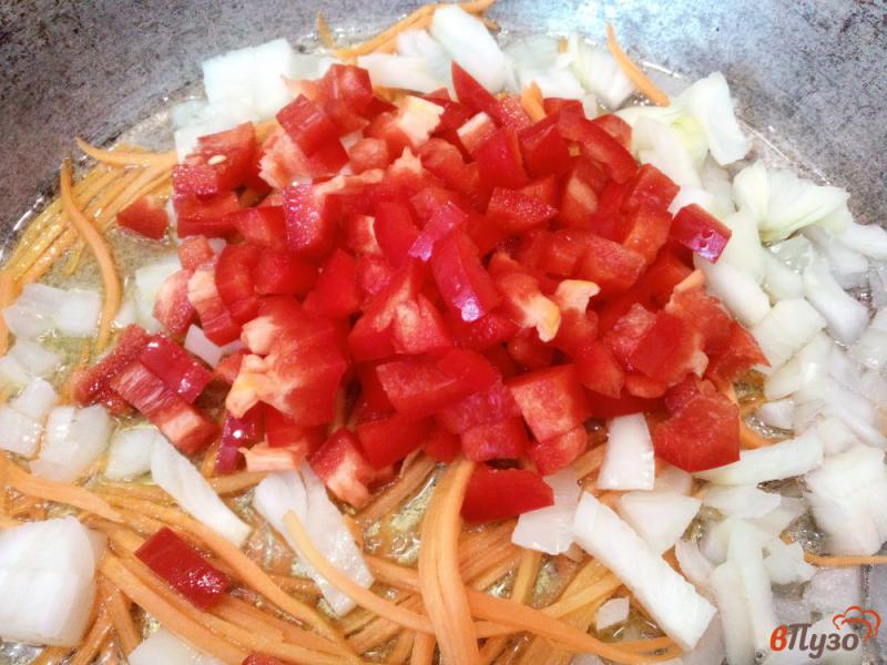 Фото приготовление рецепта: Гречка с тертыми помидорами и охотничьими колбасками шаг №3