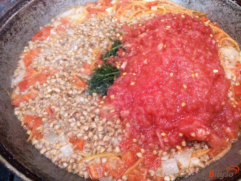 Фото приготовление рецепта: Гречка с тертыми помидорами и охотничьими колбасками шаг №5