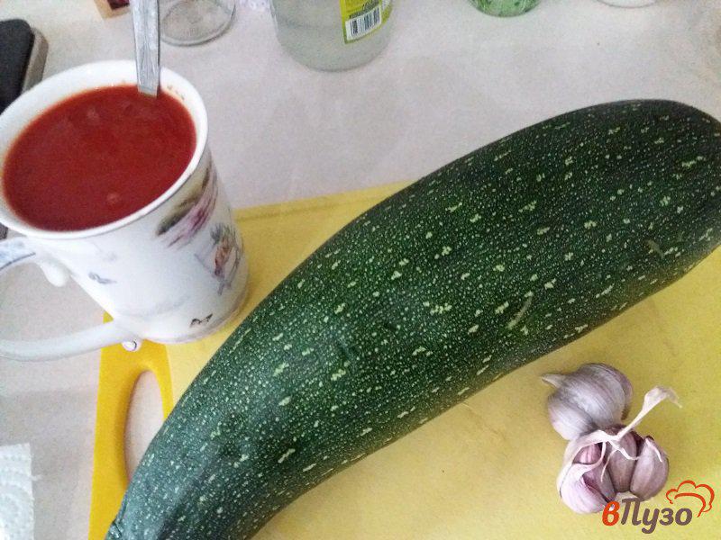 Фото приготовление рецепта: Цукини в томатно-чесночной заливке шаг №1
