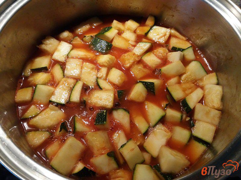 Фото приготовление рецепта: Цукини в томатно-чесночной заливке шаг №5
