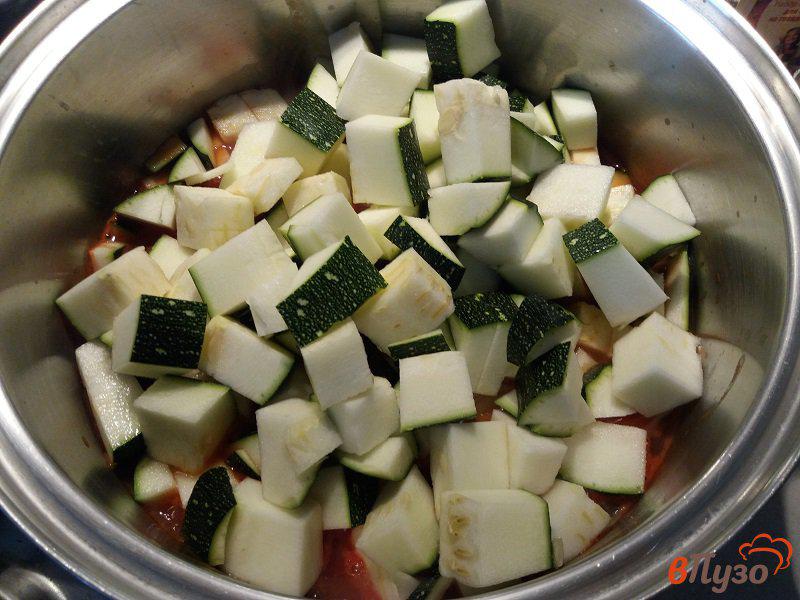 Фото приготовление рецепта: Цукини в томатно-чесночной заливке шаг №4