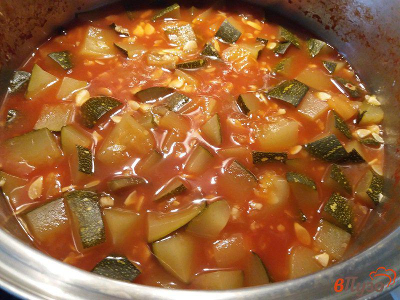 Фото приготовление рецепта: Цукини в томатно-чесночной заливке шаг №6