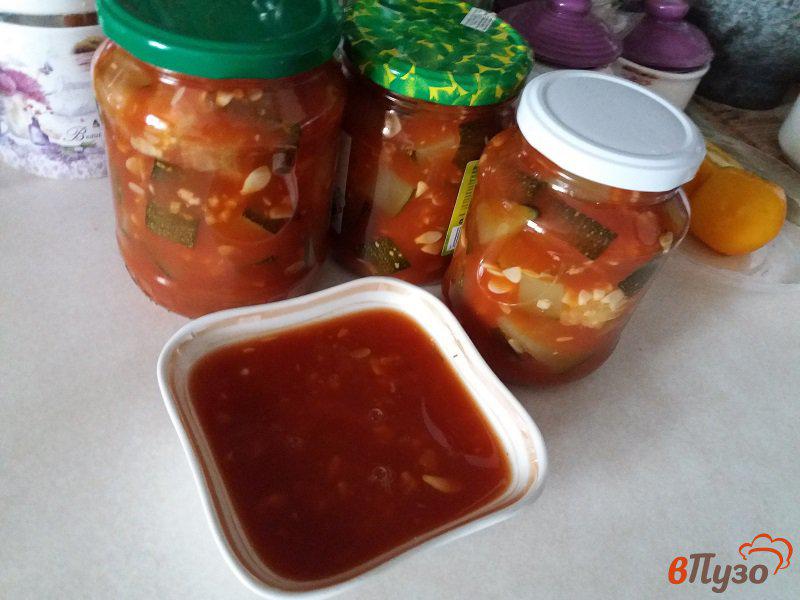 Фото приготовление рецепта: Цукини в томатно-чесночной заливке шаг №8