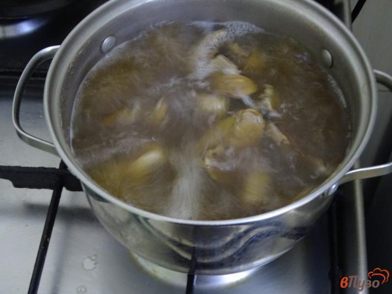 Фото приготовление рецепта: Белые грибы в сметанной подливе шаг №2
