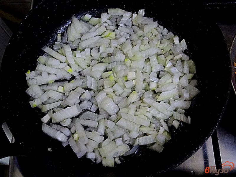 Фото приготовление рецепта: Белые грибы в сметанной подливе шаг №4