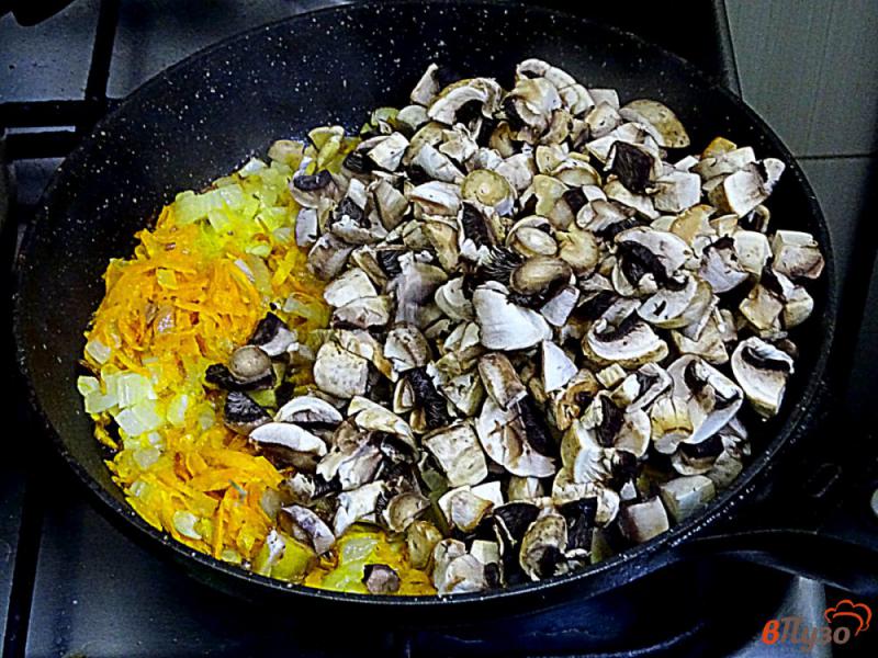Фото приготовление рецепта: Скумбрия фаршированная грибами и овощами шаг №2