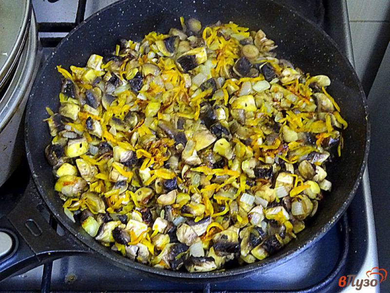 Фото приготовление рецепта: Скумбрия фаршированная грибами и овощами шаг №3