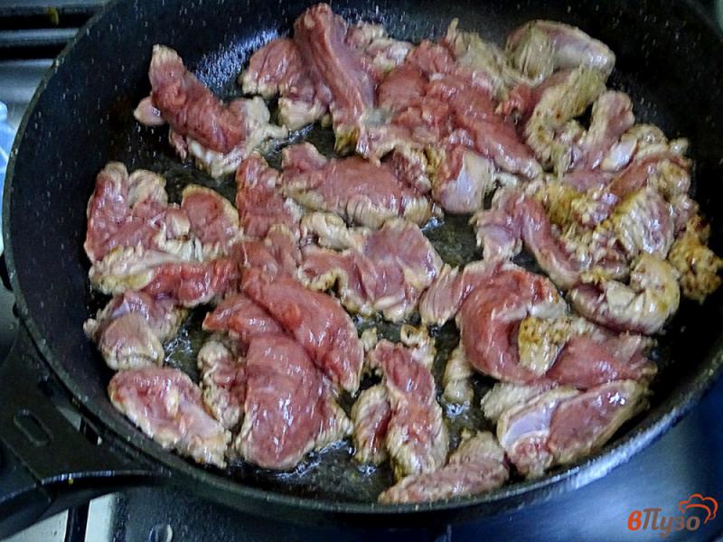 Фото приготовление рецепта: Говядина в сливочно-томатном соусе шаг №4