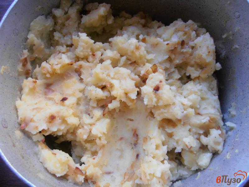 Фото приготовление рецепта: Пирожки жаренные с картошкой шаг №4