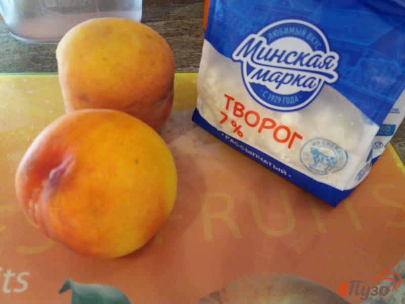 Фото приготовление рецепта: Творог с персиками на завтрак шаг №1