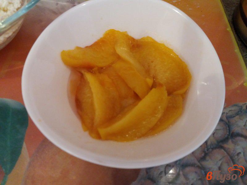 Фото приготовление рецепта: Творог с персиками на завтрак шаг №4