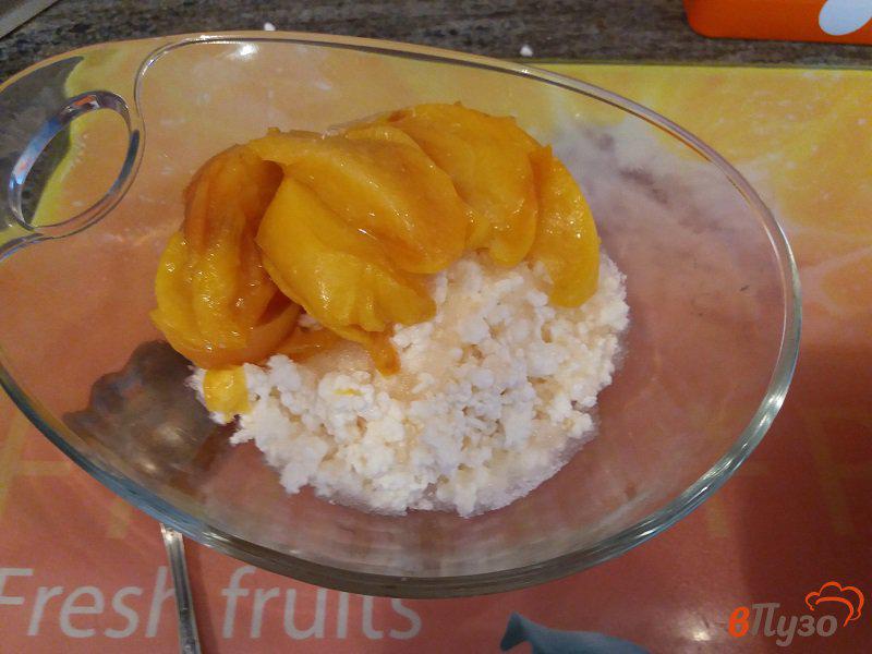Фото приготовление рецепта: Творог с персиками на завтрак шаг №5