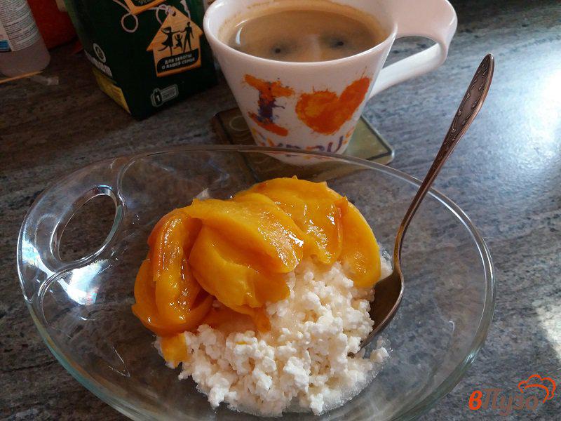 Фото приготовление рецепта: Творог с персиками на завтрак шаг №6