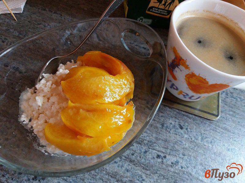 Фото приготовление рецепта: Творог с персиками на завтрак шаг №7
