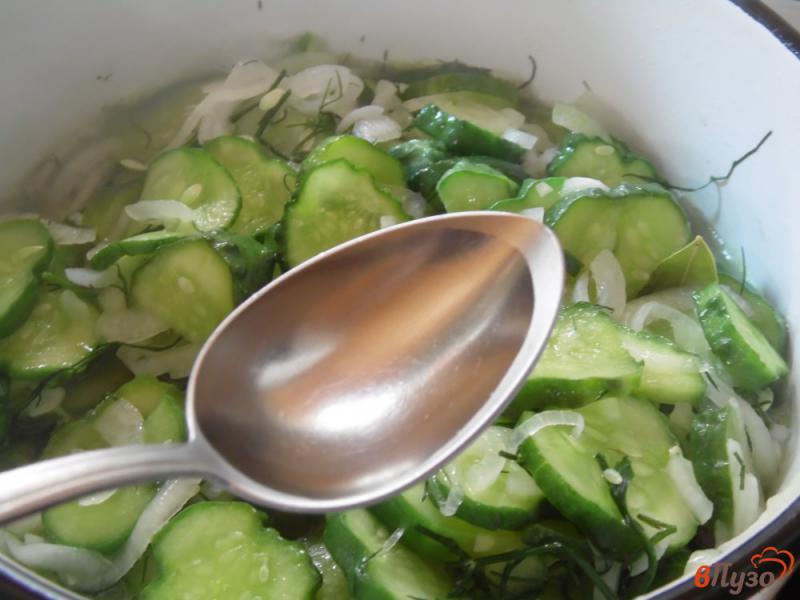 Фото приготовление рецепта: Салат на зиму из огурцов и репчатого лука шаг №7