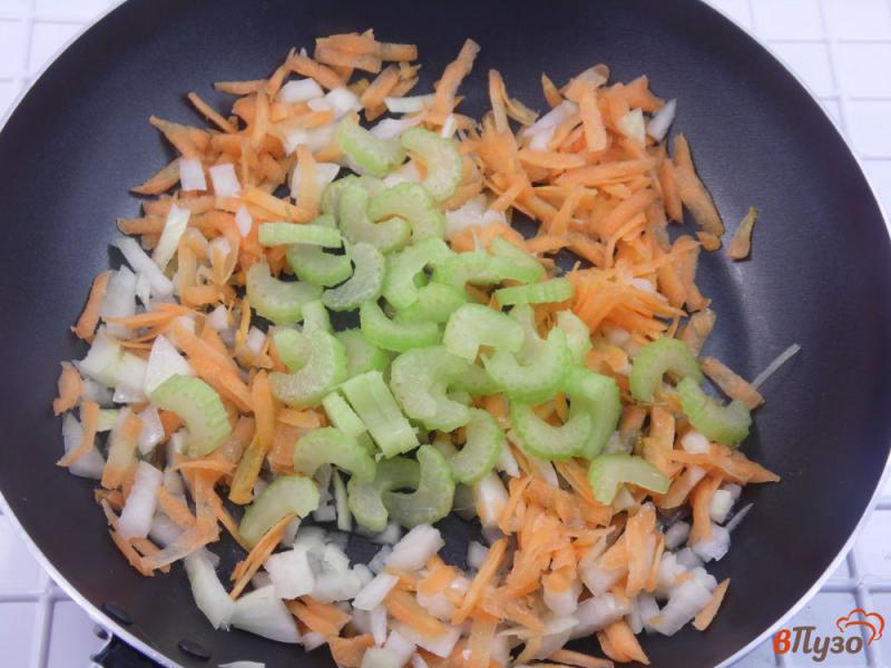 Фото приготовление рецепта: Суп рыбный с овощами и булгуром шаг №4