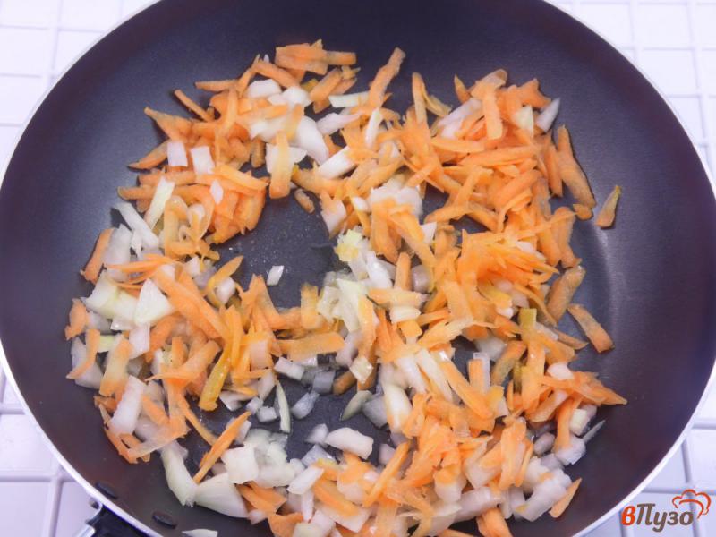 Фото приготовление рецепта: Суп рыбный с овощами и булгуром шаг №3