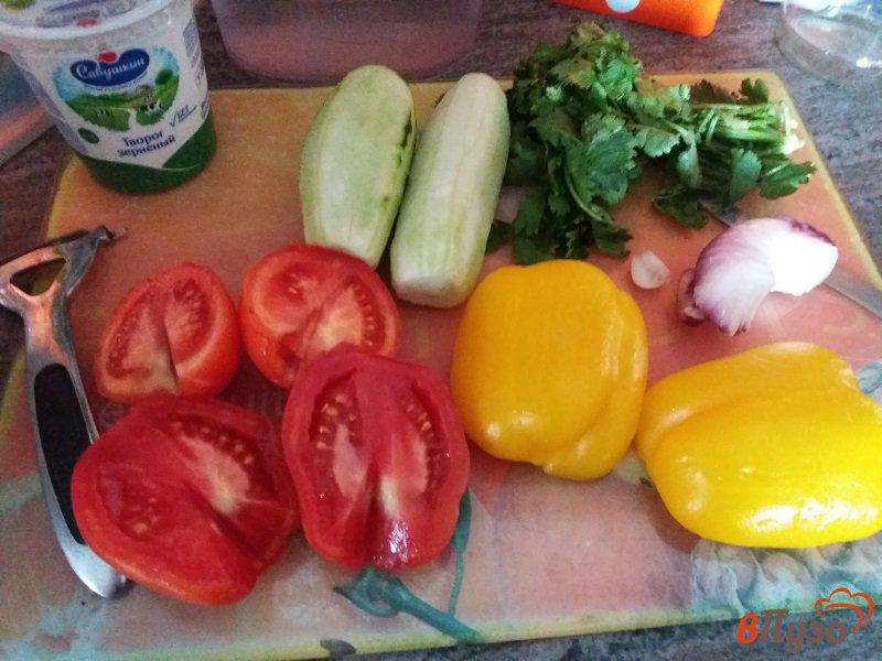 Фото приготовление рецепта: Овощной салат с творогом и кинзой. шаг №2