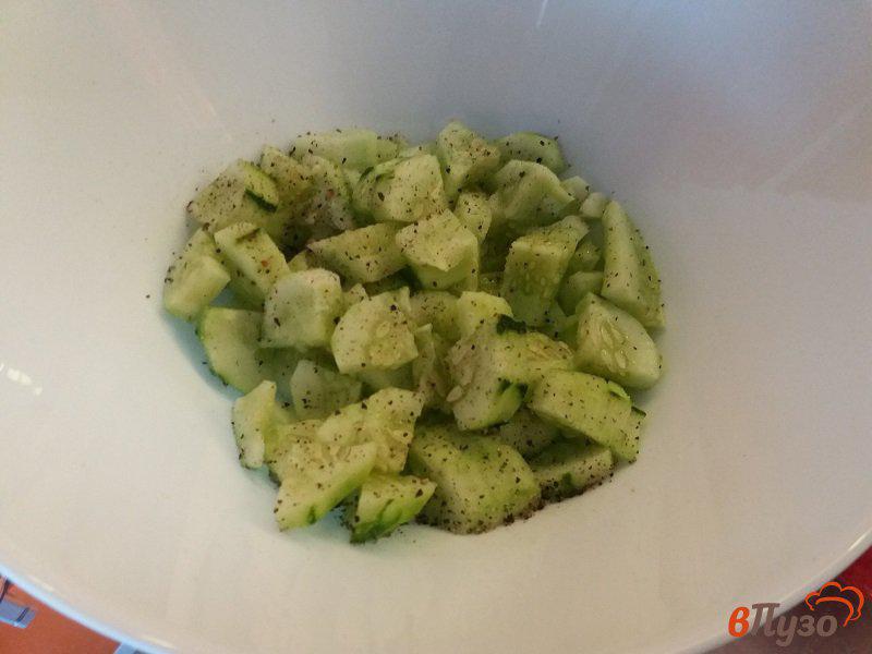 Фото приготовление рецепта: Овощной салат с творогом и кинзой. шаг №3