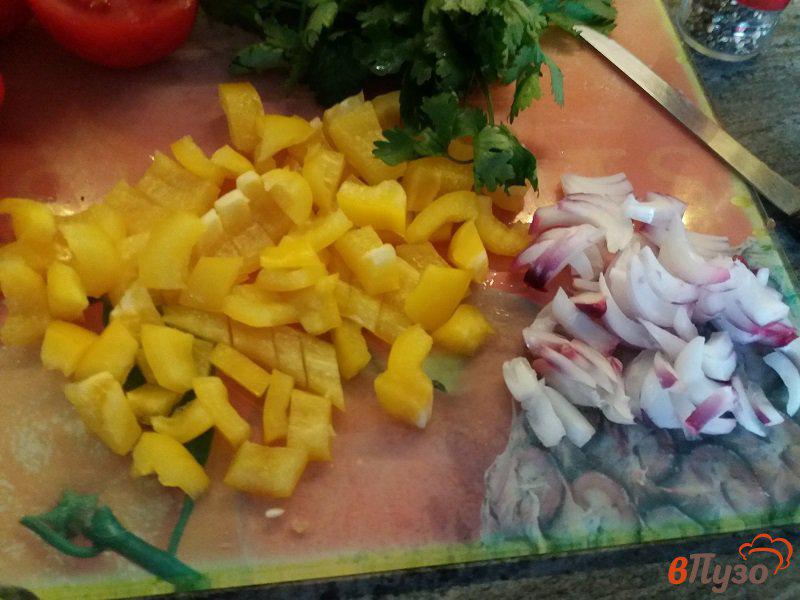 Фото приготовление рецепта: Овощной салат с творогом и кинзой. шаг №4