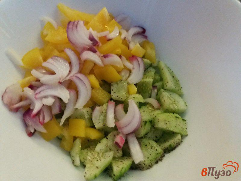 Фото приготовление рецепта: Овощной салат с творогом и кинзой. шаг №5