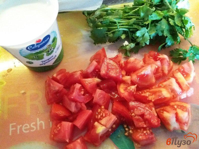 Фото приготовление рецепта: Овощной салат с творогом и кинзой. шаг №6