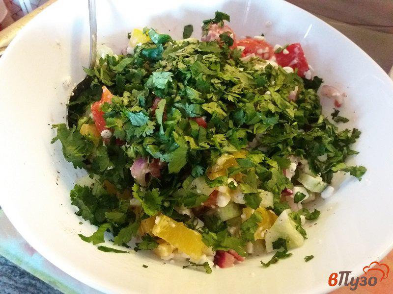 Фото приготовление рецепта: Овощной салат с творогом и кинзой. шаг №9