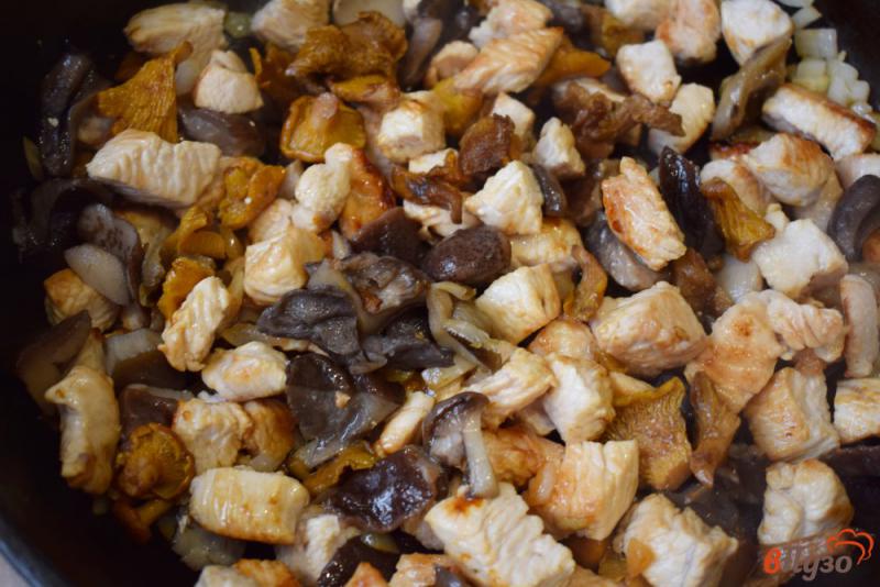 Фото приготовление рецепта: Индейка с грибами в сливочном соусе шаг №3