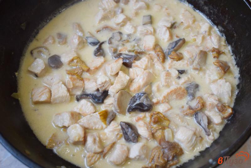 Фото приготовление рецепта: Индейка с грибами в сливочном соусе шаг №5